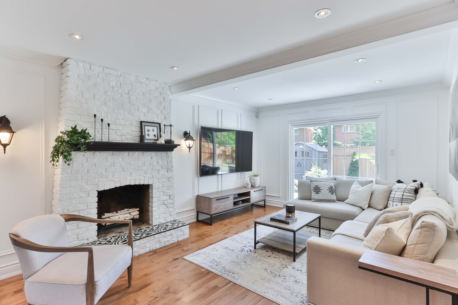 Voice-activated wireless lighting control keypad in living space